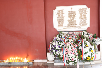 Одржан помен и положени вијенци на Спомен-плочу погинулим студентима и радницима