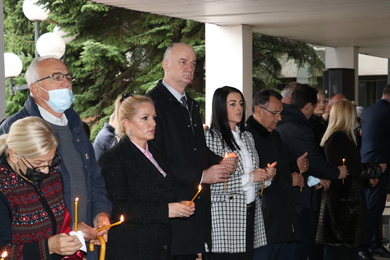 Održan pomen i položeni vijenci na Spomen-ploču poginulim studentima i radnicima