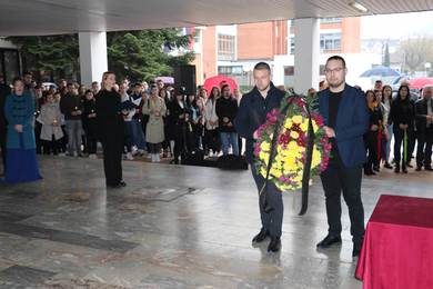 Wreaths Laid and Commemoration Held for the Fallen Employees and Students