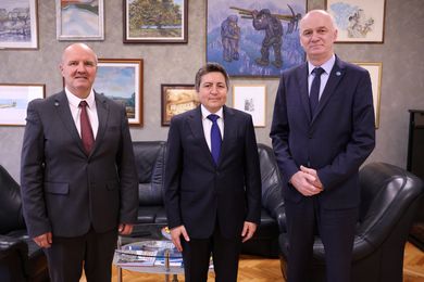 /uploads/attachment/vest/15658/Sastanak_rektora_i_konzula__8_.JPG