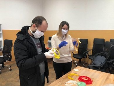 Faculty of Natural Sciences and Mathematics Produces Safety Visors for Health Care Workers